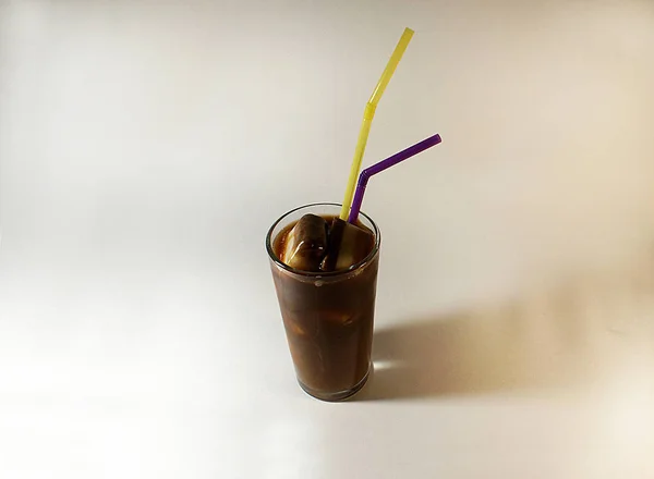 Caffè Freddo Con Latte Bicchiere Con Tubi Cocktail Cubetti Ghiaccio — Foto Stock
