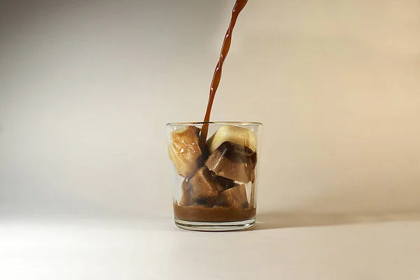 冷たいコーヒーをグラス アイスキューブにミルクを入れます — ストック写真
