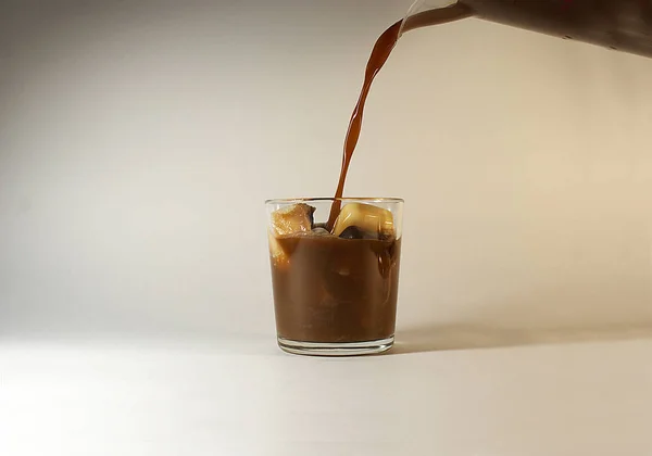 Versare Caffè Freddo Con Latte Bicchiere Cubetti Ghiaccio — Foto Stock