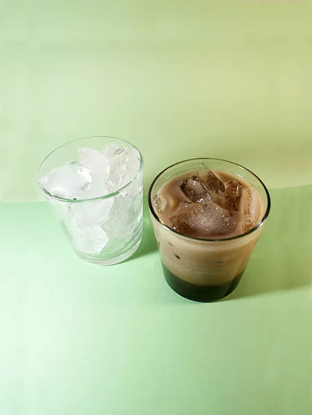 Caffè Freddo Con Latte Bicchiere Cubetti Ghiaccio — Foto Stock