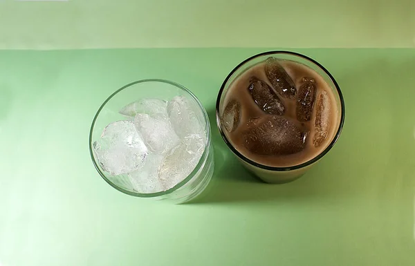 Bir Bardak Süt Ile Buz Kahve Buz Küpleri — Stok fotoğraf