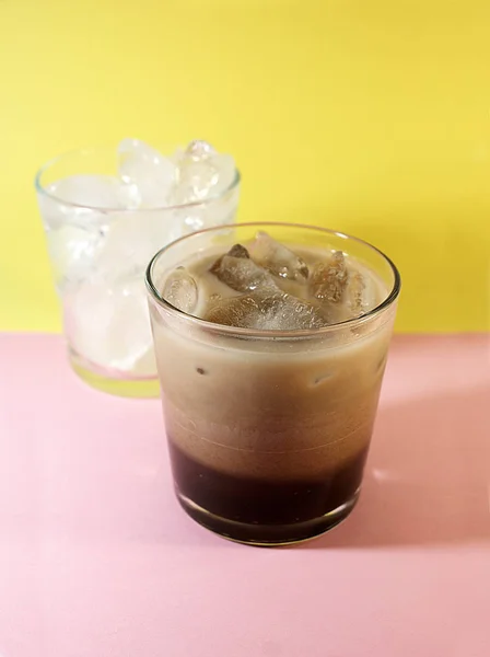 Bir Bardak Süt Ile Buz Kahve Buz Küpleri — Stok fotoğraf