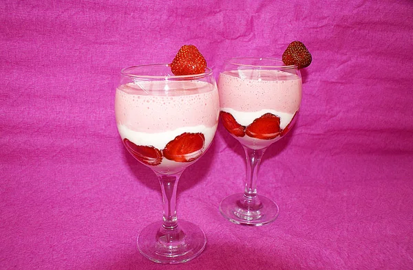 草莓冰沙和草莓 — 图库照片