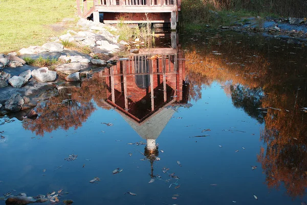 Templomvíz Tükörképe Őszi Park — Stock Fotó