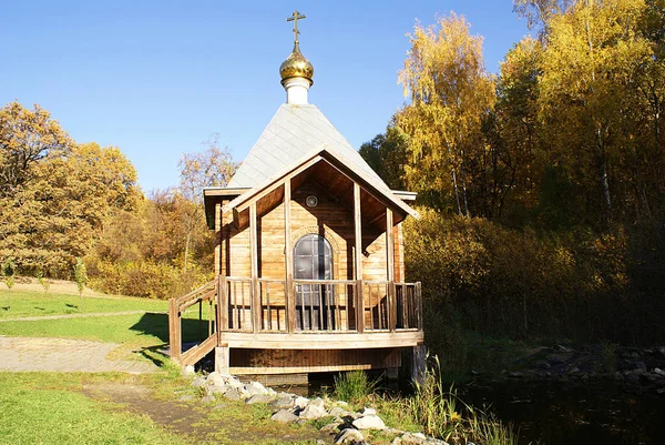 教会の水の反射 秋の公園 — ストック写真