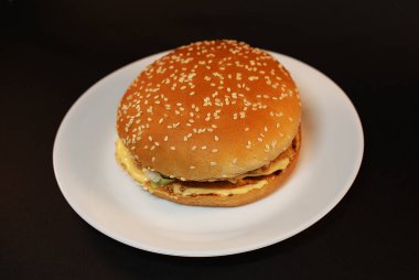 Zararlı burger, koyu bir arka plan üzerinde fast food.