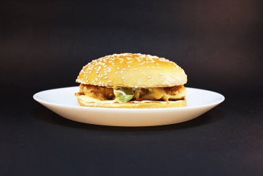 Zararlı burger, koyu bir arka plan üzerinde fast food.