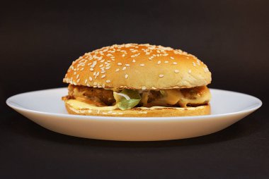 Zararlı burger, koyu bir arka plan üzerinde fast food.