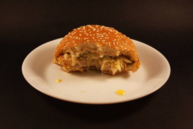 Zararlı burger, koyu bir arka plan üzerinde fast food.