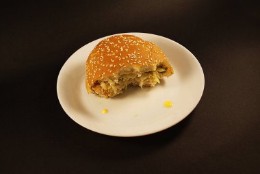 Zararlı burger, koyu bir arka plan üzerinde fast food.