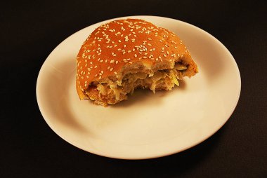 Zararlı burger, koyu bir arka plan üzerinde fast food.