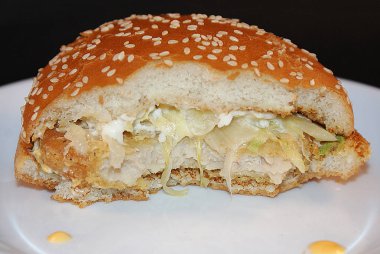 Zararlı burger, koyu bir arka plan üzerinde fast food.