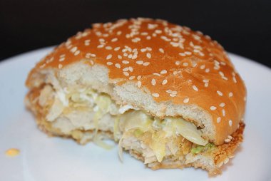 Zararlı burger, koyu bir arka plan üzerinde fast food.