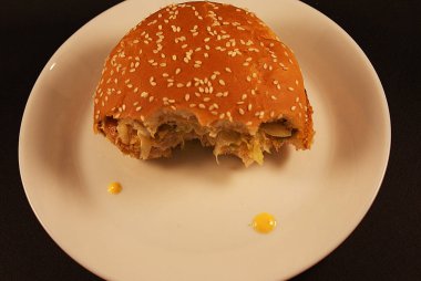 Zararlı burger, koyu bir arka plan üzerinde fast food.