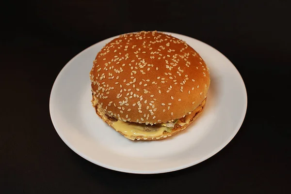 Hamburguesa Dañina Comida Rápida Sobre Fondo Oscuro —  Fotos de Stock