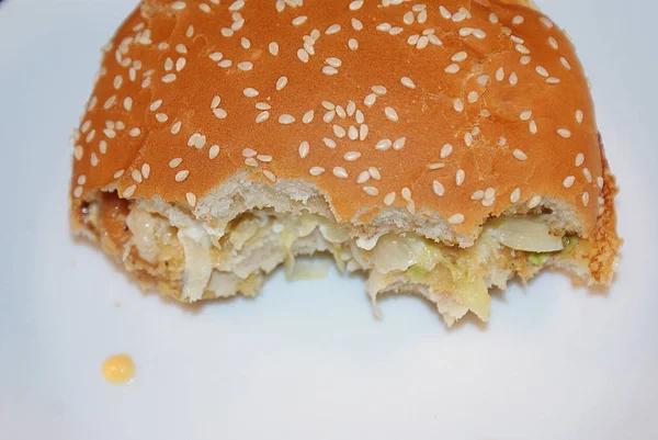 Zararlı burger, koyu bir arka plan üzerinde fast food.