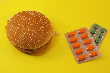 Zararlı burger, fast food ve ilaç.