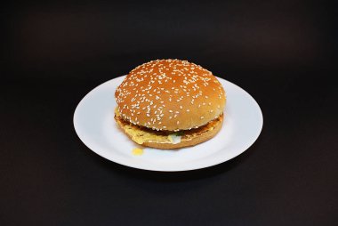 Zararlı burger, koyu bir arka plan üzerinde fast food.