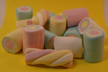 Parlak bir arka plan üzerinde pastel renkli marshmallow yakın çekim.