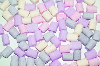 Parlak bir arka plan üzerinde pastel renkli marshmallow yakın çekim.