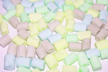 Parlak bir arka plan üzerinde pastel renkli marshmallow yakın çekim.