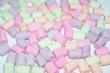Parlak bir arka plan üzerinde pastel renkli marshmallow yakın çekim.
