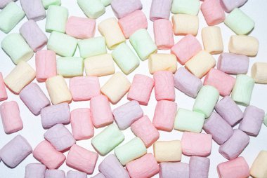 Parlak bir arka plan üzerinde pastel renkli marshmallow yakın çekim.
