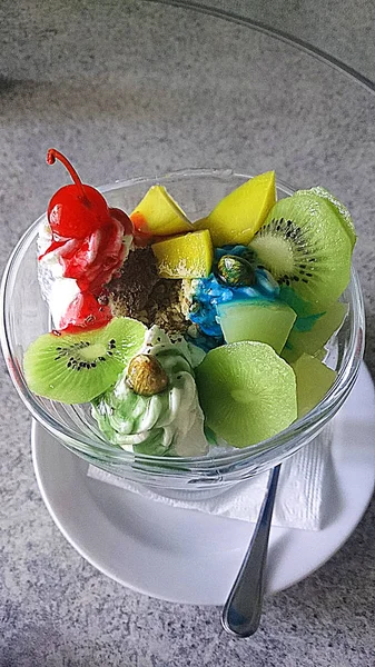 冰淇淋与水果 糖浆和巧克力 — 图库照片