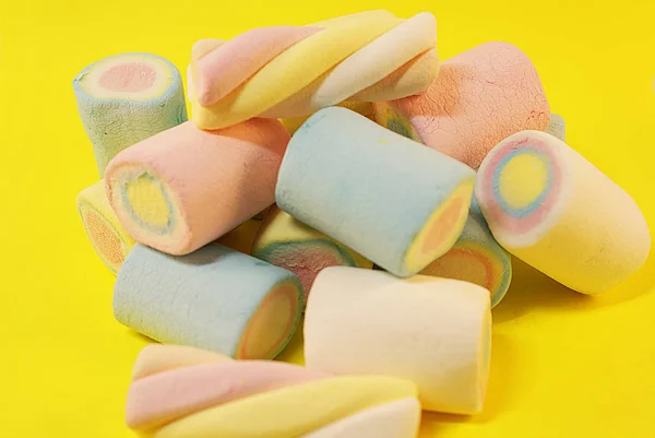 Parlak Bir Arka Plan Üzerinde Pastel Renkli Marshmallow Yakın Çekim — Stok fotoğraf