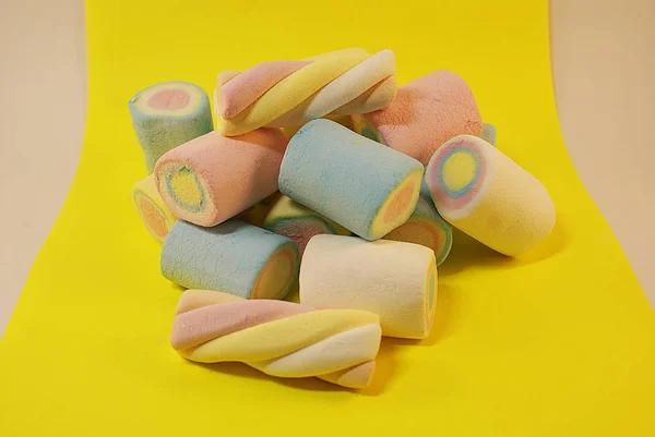 Närbild Pastellfärgade Marshmallows Ljus Bakgrund — Stockfoto