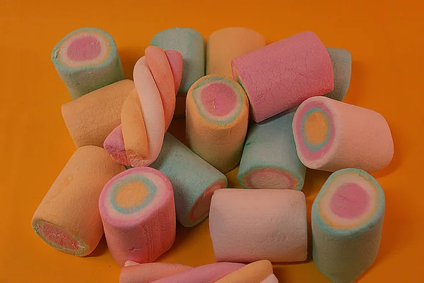 Zbliżenie Pastelowych Kolorowych Marshmallows Jasnym Tle — Zdjęcie stockowe