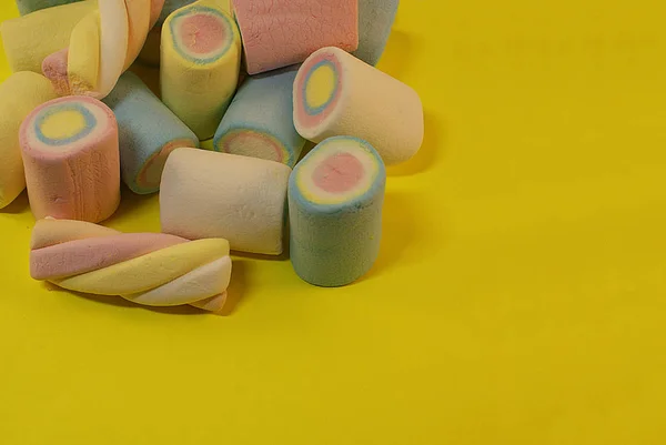 Närbild Pastellfärgade Marshmallows Ljus Bakgrund — Stockfoto