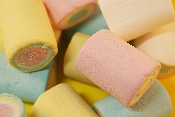 Parlak Bir Arka Plan Üzerinde Pastel Renkli Marshmallow Yakın Çekim — Stok fotoğraf