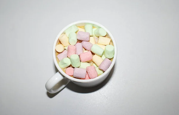 Beyaz Bir Kupa Renkli Marshmallow Ile Kahve Bir Fincan — Stok fotoğraf