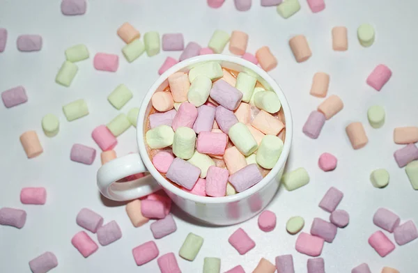 Una Tazza Caffè Con Marshmallow Colorati Una Tazza Bianca — Foto Stock