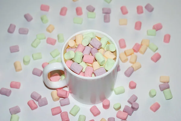 Una Tazza Caffè Con Marshmallow Colorati Una Tazza Bianca — Foto Stock