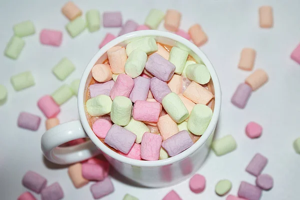 Una Tazza Caffè Con Marshmallow Colorati Una Tazza Bianca — Foto Stock