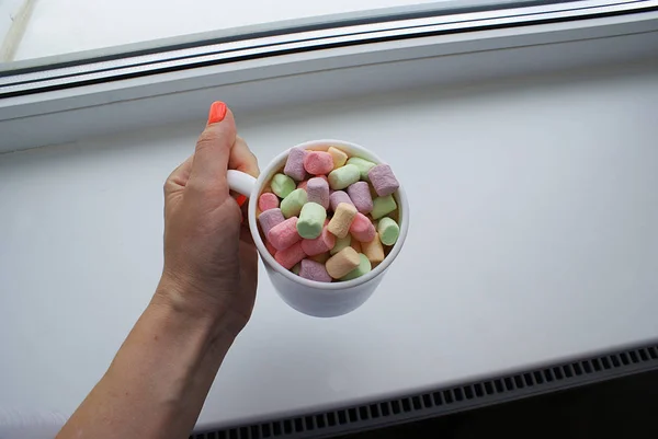 Una Taza Café Con Malvaviscos Colores Una Taza Blanca — Foto de Stock