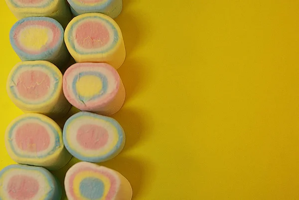 Parlak Bir Arka Plan Üzerinde Pastel Renkli Marshmallow Yakın Çekim — Stok fotoğraf