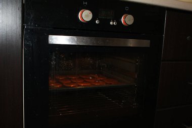 Çikolatalı kayınpederim fırında kurabiye pişirir..