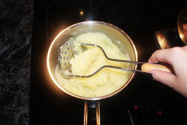 Tencerede patates pişirmek..