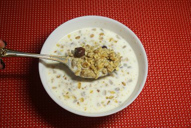 Fındıklı ve sütlü müsli, sağlıklı yiyecekler..