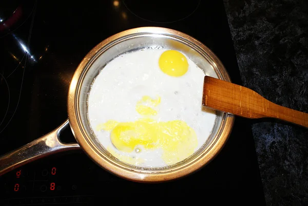 Bak Eieren Een Pan Ontbijt — Stockfoto