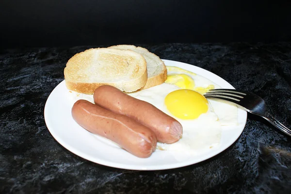 Huevos Fritos Salchichas Tostadora Desayuno —  Fotos de Stock