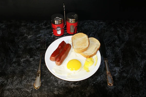 Huevos Fritos Salchichas Tostadora Desayuno —  Fotos de Stock