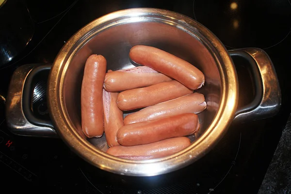 Cuisson Des Saucisses Dans Une Casserole Sur Cuisinière — Photo