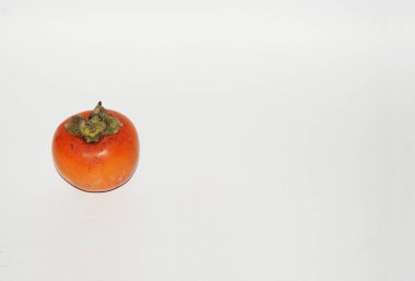 Beyaz arka planda izole edilmiş olgun portakal hurması..