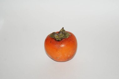 Beyaz arka planda izole edilmiş olgun portakal hurması..