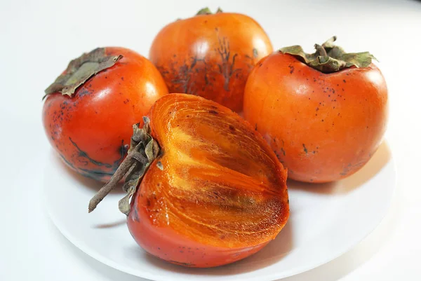 Kypsä Oranssi Persimmon Hedelmiä Eristetty Valkoisella Pohjalla — kuvapankkivalokuva