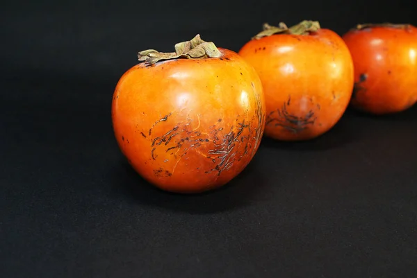 Fruta Cáqui Laranja Madura Isolada Sobre Fundo Preto — Fotografia de Stock